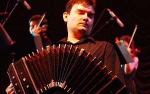Headshot of bandoneonist Hector del Curto who is featured in Soundstreams' Squeezebox accordion concert